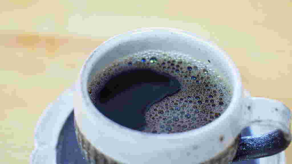 玄米コーヒーの入ったカップ
