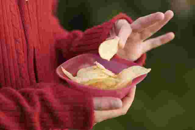 お菓子を食べる女性