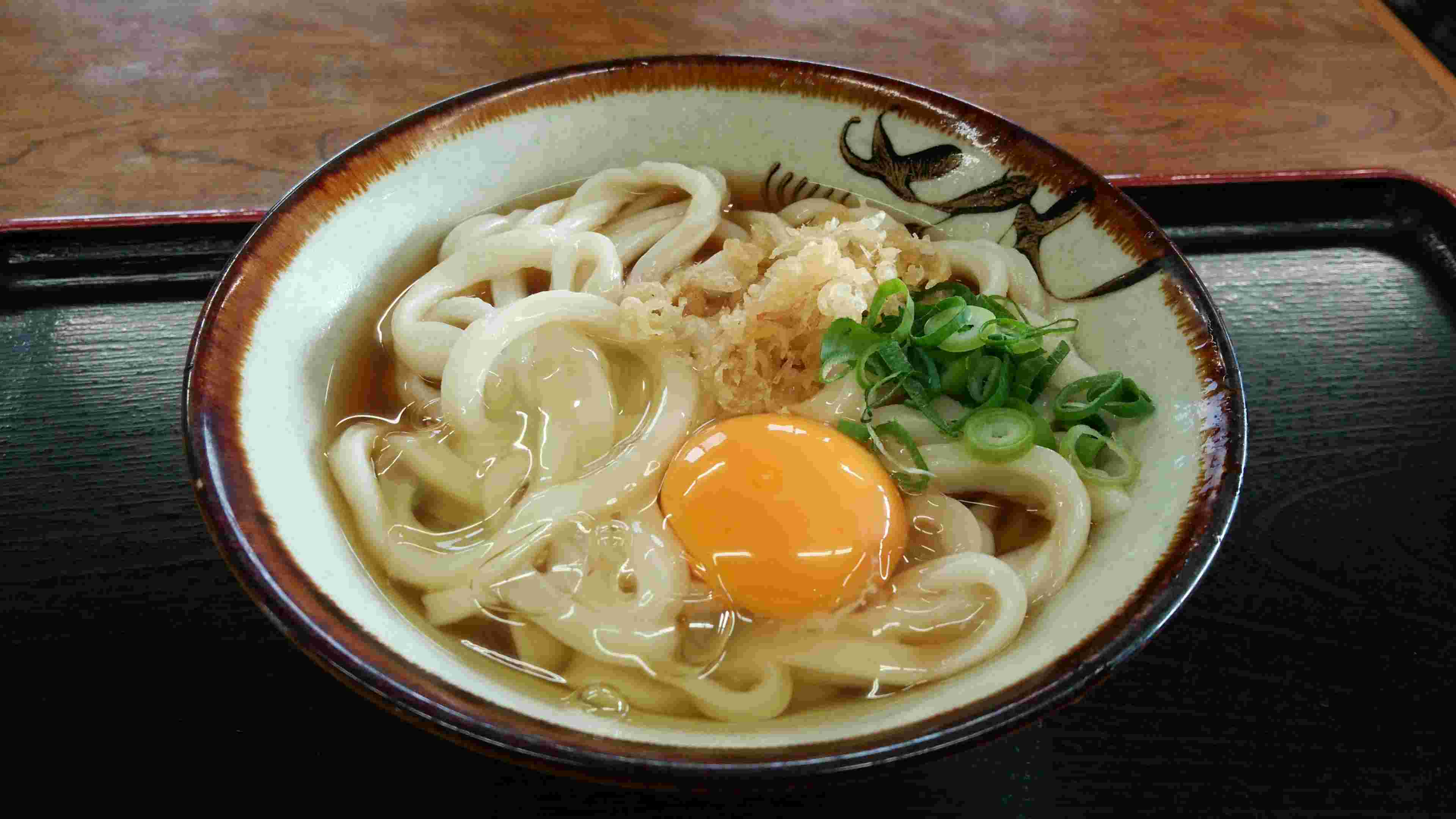 人気の高い釜玉月見うどん