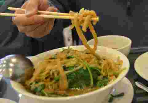 日本人が大好きな麺の食事中