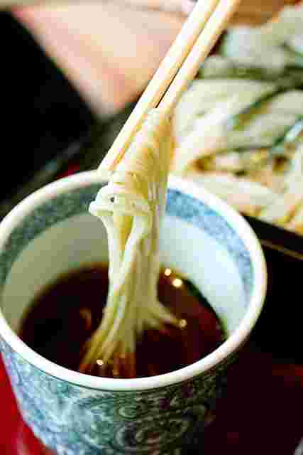 つゆをつけている蕎麦