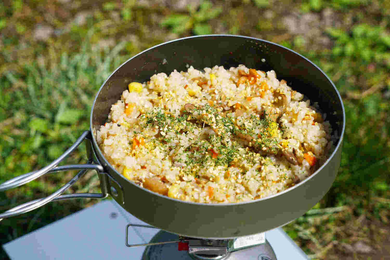 アルファ化米で作るキャンプ飯。バーナーを使ってガーリックきのこピラフを調理