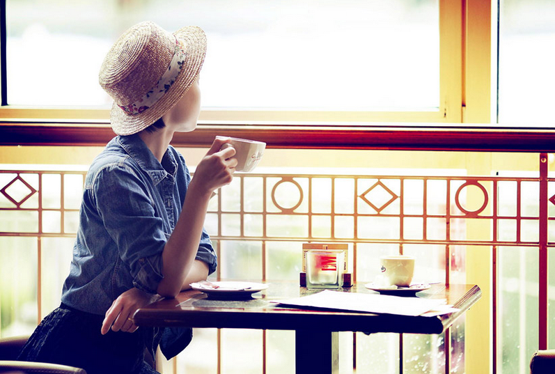 女性がコーヒーを味わうイメージ