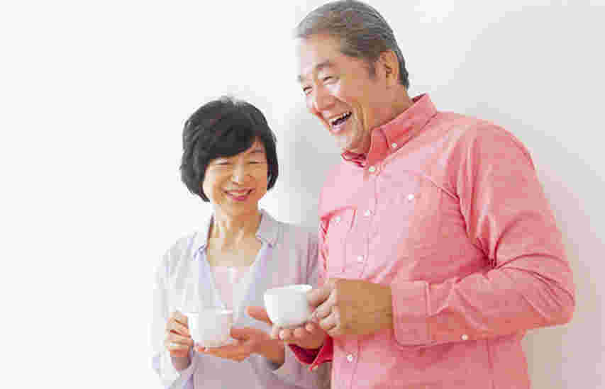 夫婦でコーヒーを飲むイメージ
