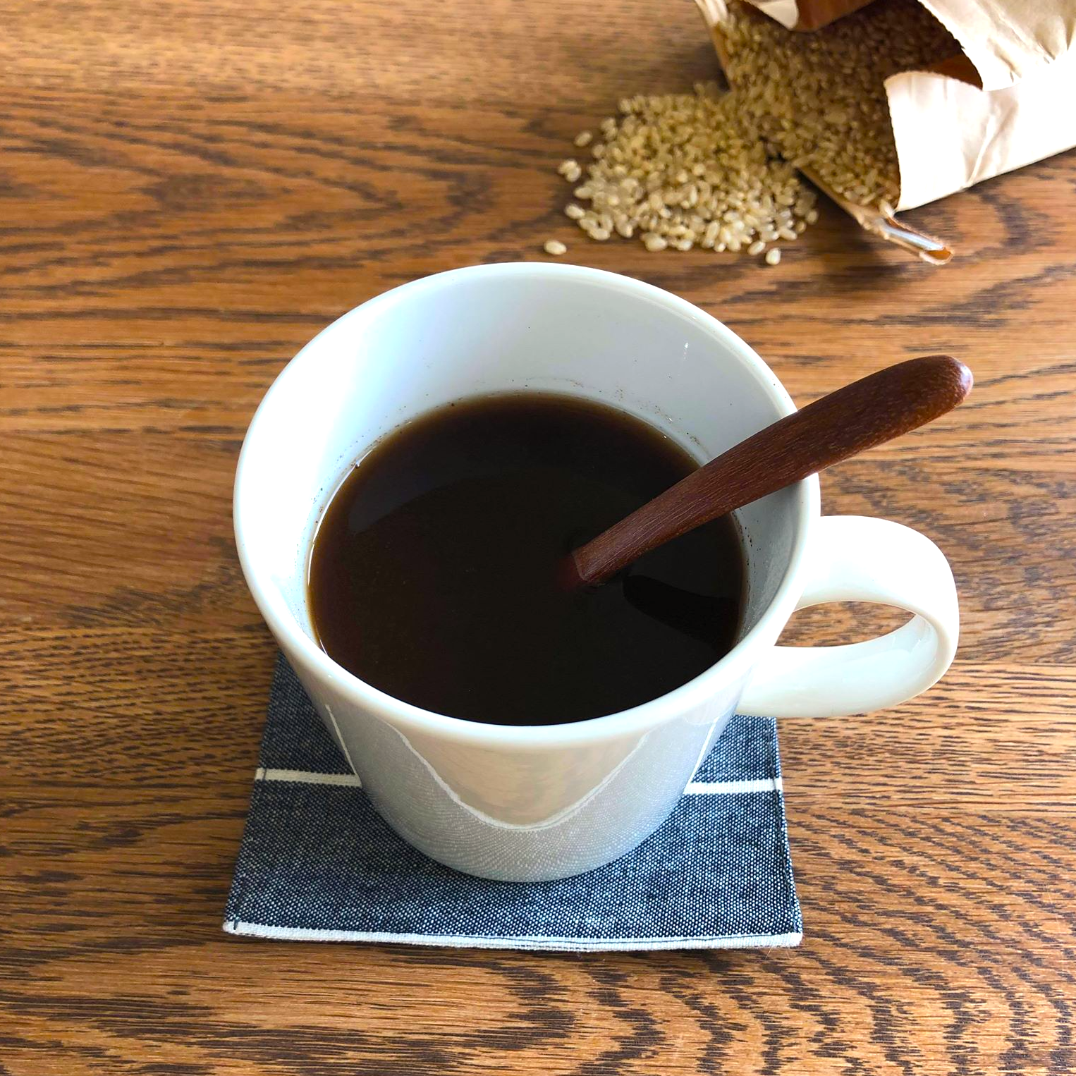 玄米コーヒーの入ったカップ