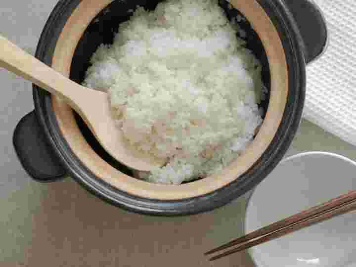 土鍋でアルファ化米を炊いてお茶碗によそう