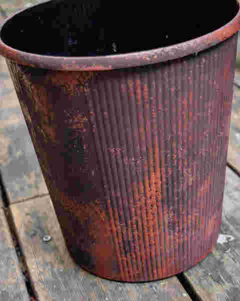 錆風加工に塗ったプラスチックバケツ