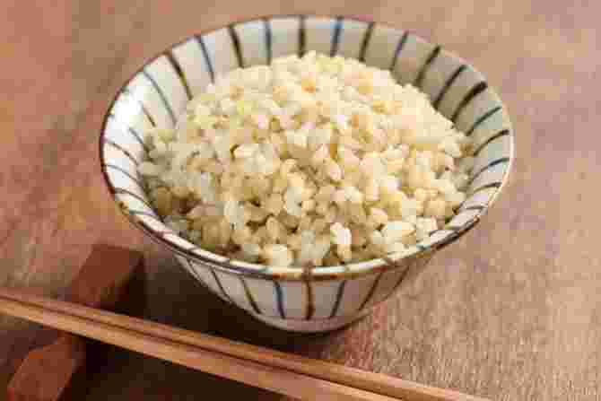 茶碗によそった玄米