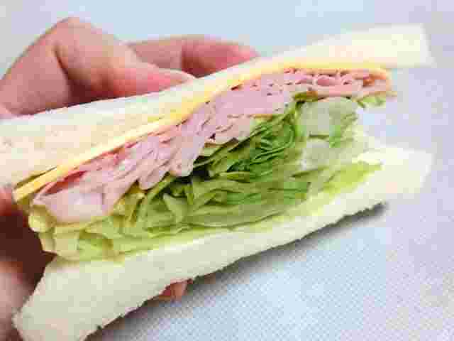 レタスがたっぷり入ったサンドイッチ