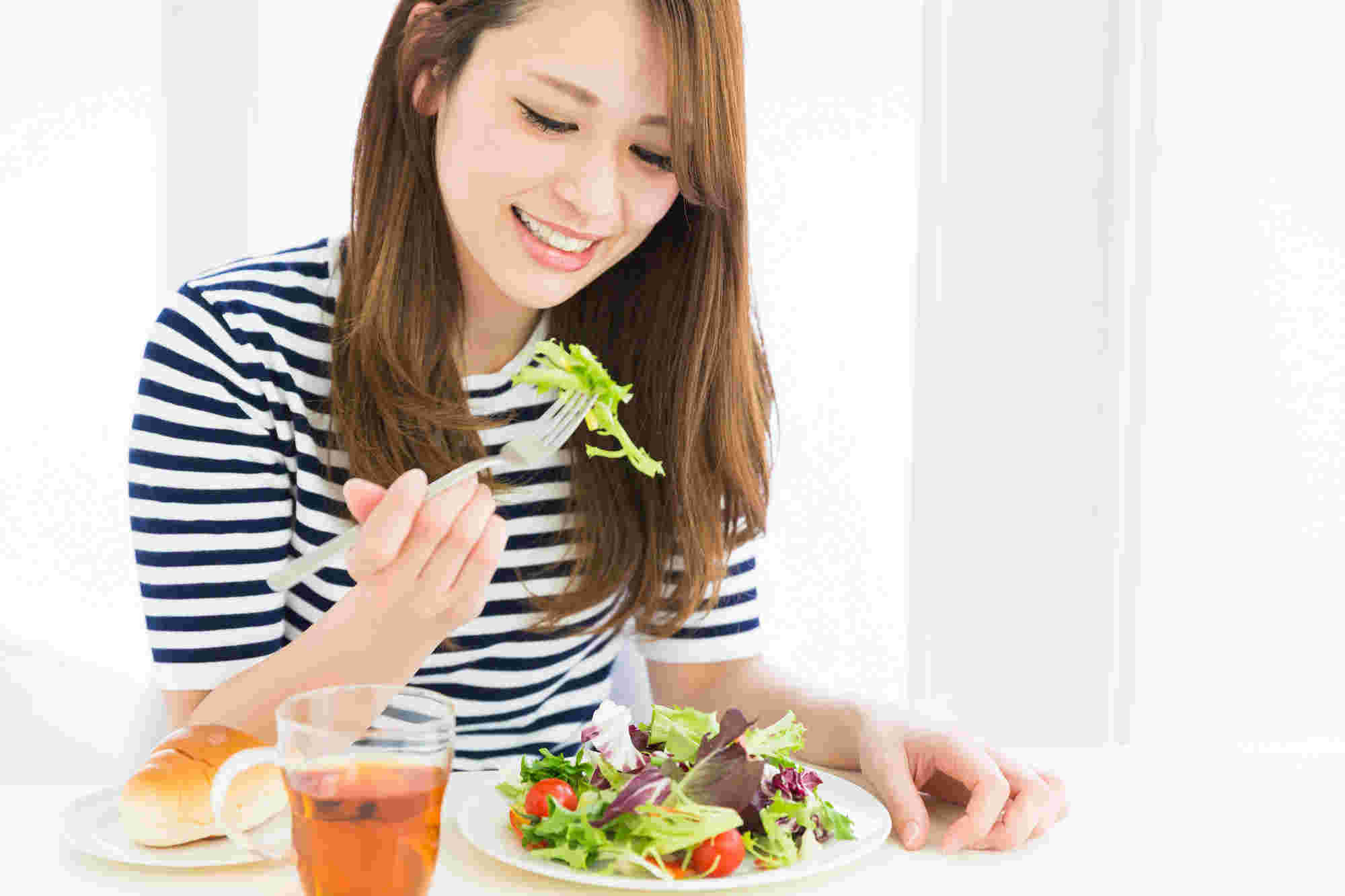 サラダを食べようとしている女性
