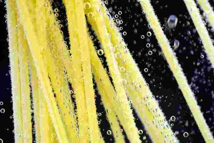 お湯の中のパスタ