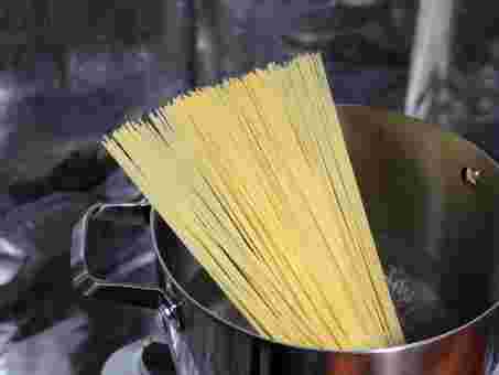 鍋の中に入ったパスタ
