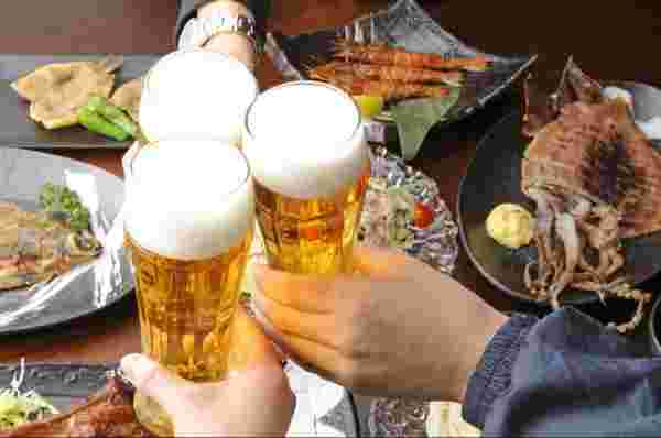 ビールで乾杯している画像