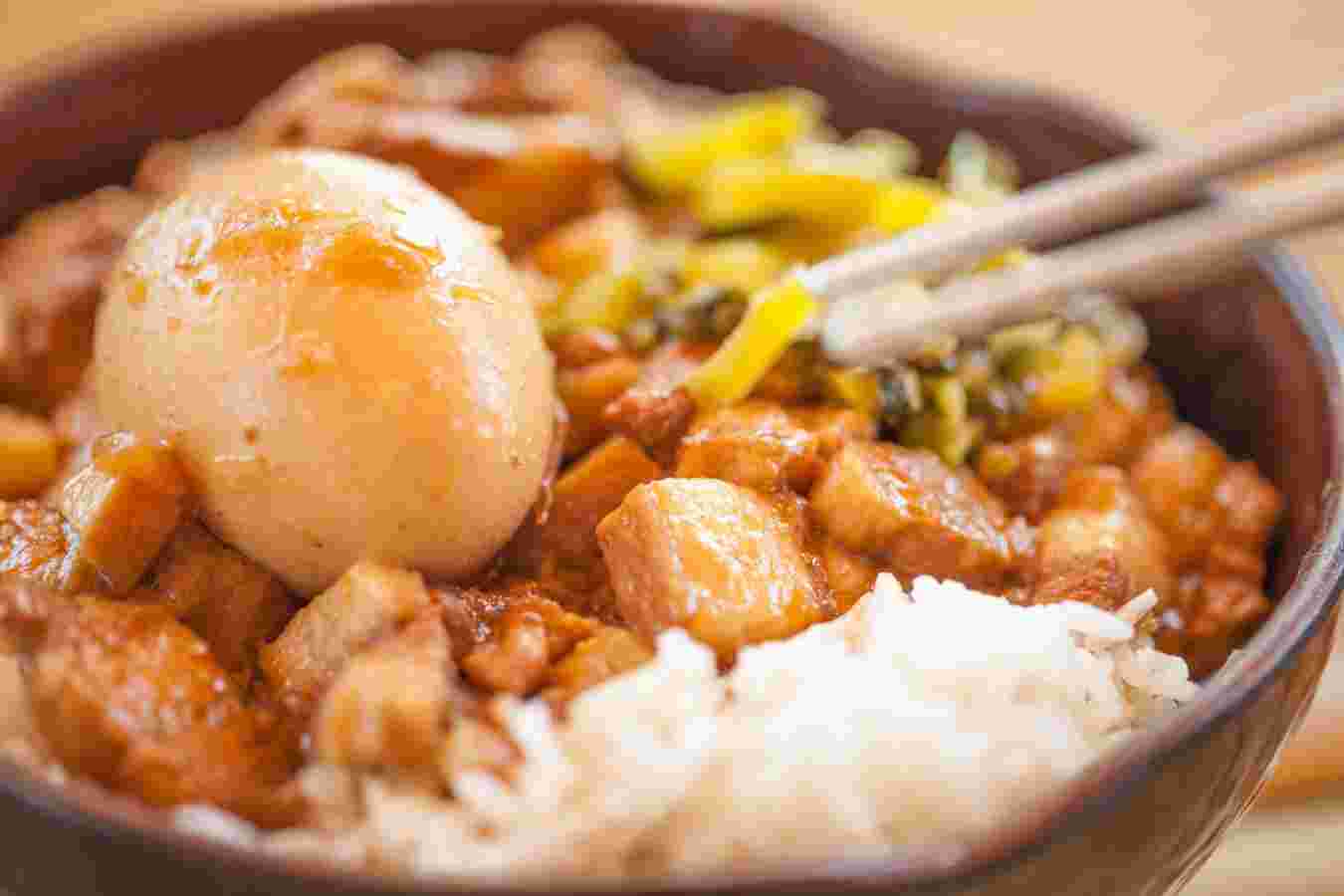 台湾料理を箸え食べている画像