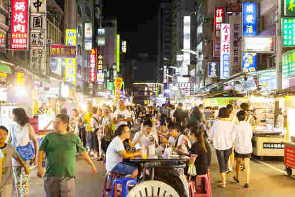 台湾屋台で食事を食べている画像