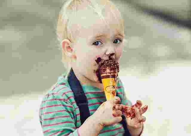 チョコを食べる子供の画像