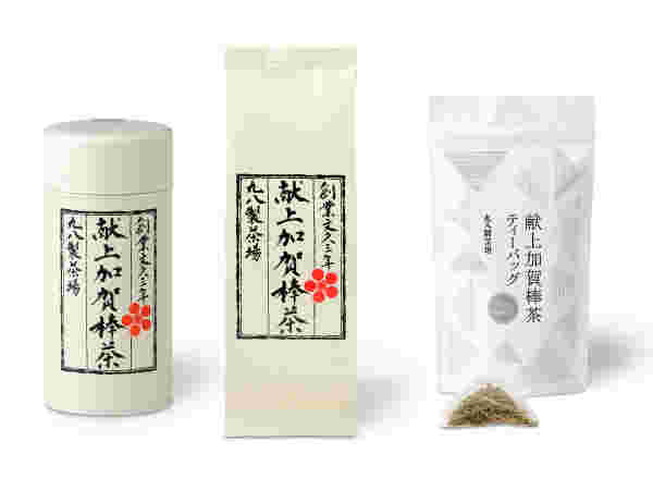 丸八製茶場献上加賀棒茶が左から、缶入り、袋入り、ティーバック入りと並んでいる。