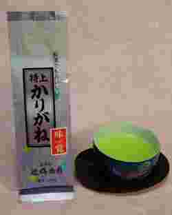 特上かりがね味覚と書かれたお茶袋と茶器に入ったお茶