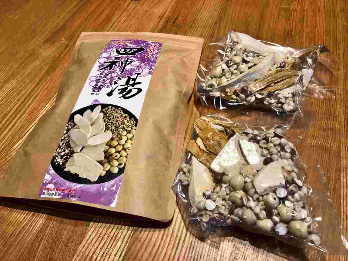四神湯のキットと袋に入った生薬