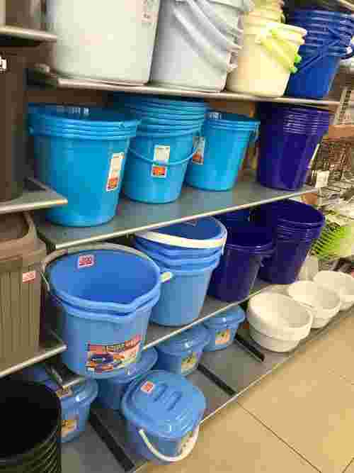 プラスチックバケツが陳列されている