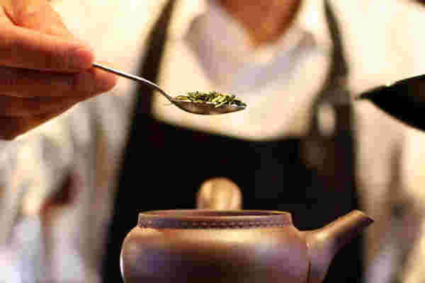 茶葉を急須に入れるところ