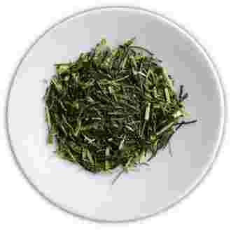 白いお皿にのせられた茎茶