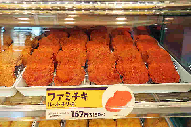ファミチキの販売風景
