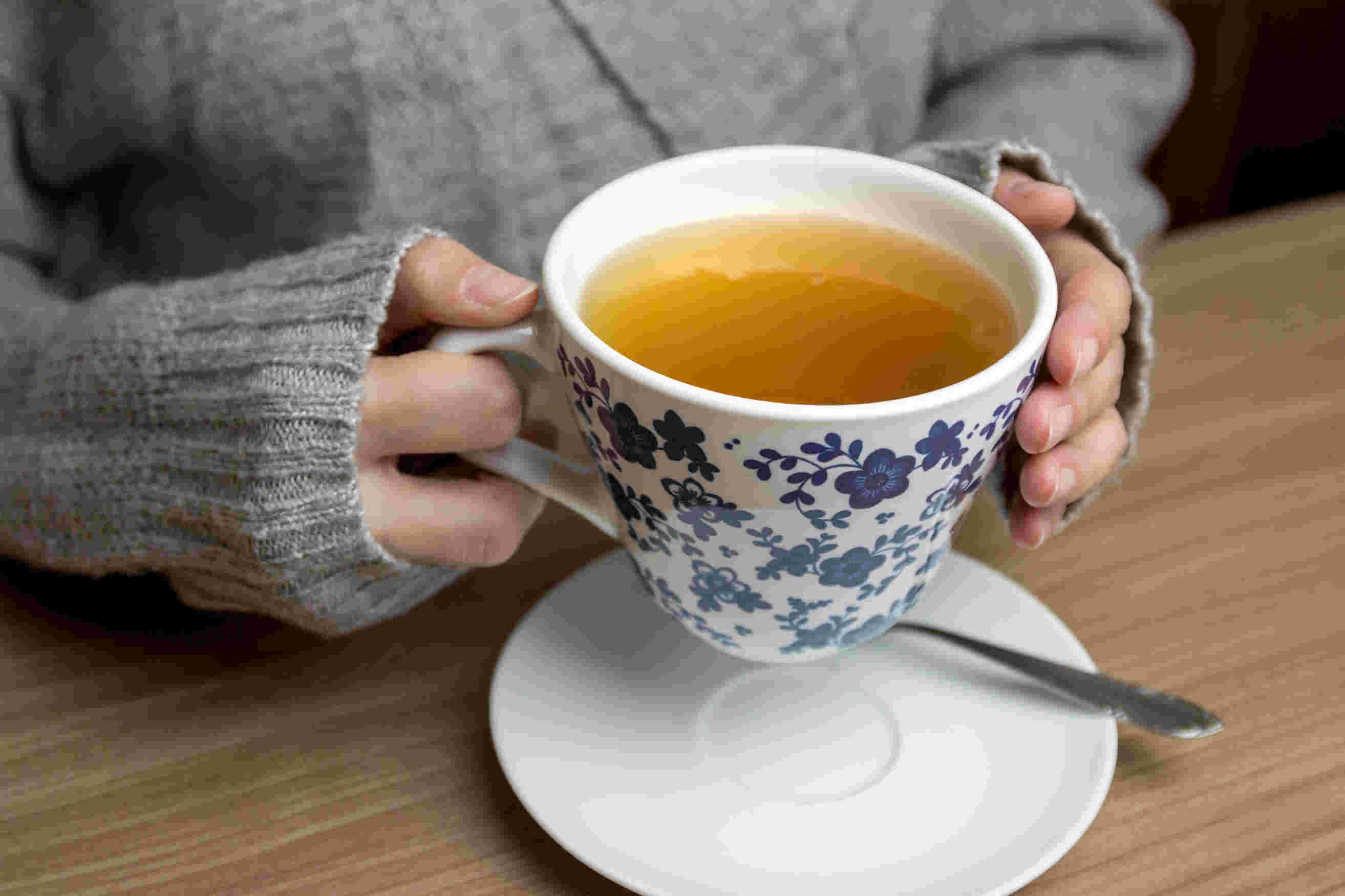 寒い時に韃靼そば茶を飲む風景