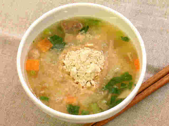 コンソメスープに小麦胚芽を入れる