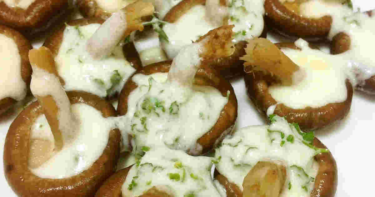 焼き椎茸のにんにくヨーグルトソースがけ