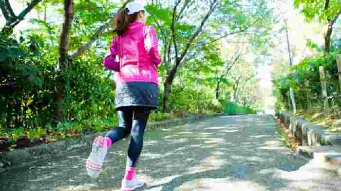 運動する女性