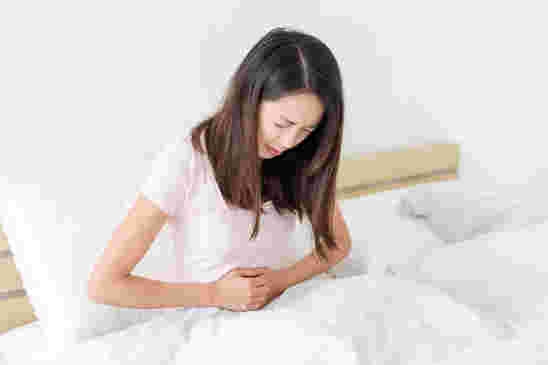 お腹がいたそうな女性