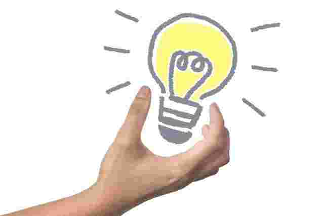 電球の絵を手で掴もうとしている