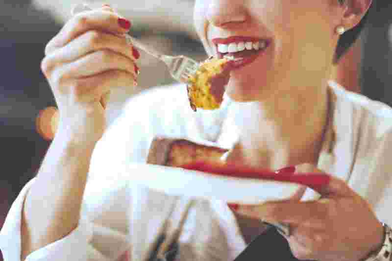 ケーキを食べる女性
