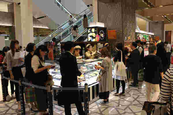 お店の前に並ぶ行列
