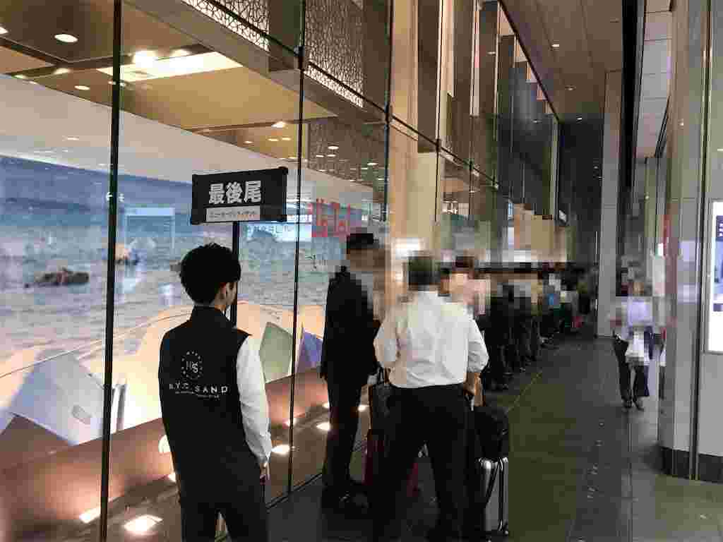 お店の外に並ぶ人たちの最後尾