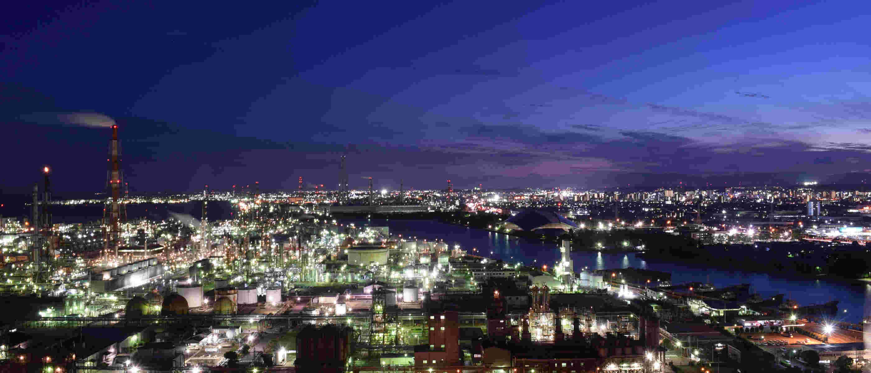 四日市港管理組合から一望できる四日市港の夜景
