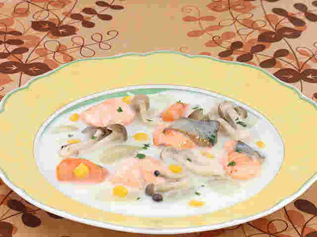 肉を魚に代えた鮭ときのこののホワイトシチュー