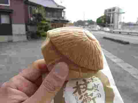菊屋の采女の杖衝を手に取る