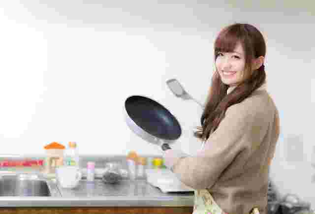 フライパンを持っている人の画像