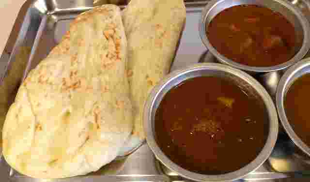 ナンとカレーのセットの画像