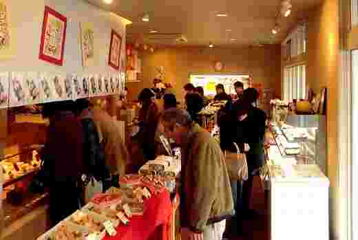 四日市の和菓子職人がつくる和菓子たちを展示で大勢の客が来店