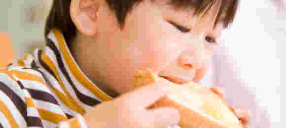 パンを食べている子供の画像