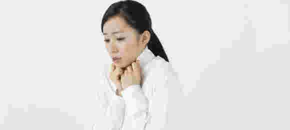 冷え性で体が冷たくなっている女性