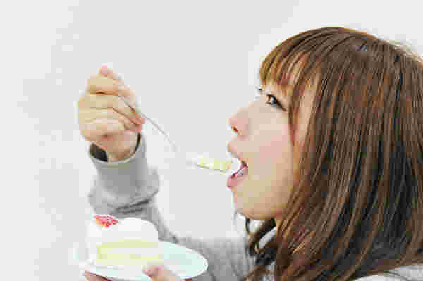 ケーキを食べている女性