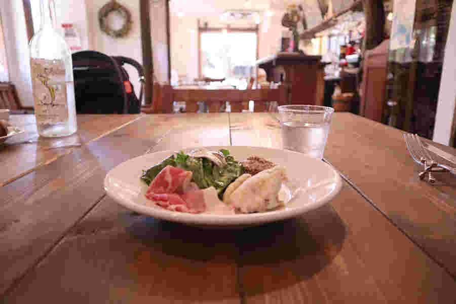 オステリアコマチーナの店内と料理