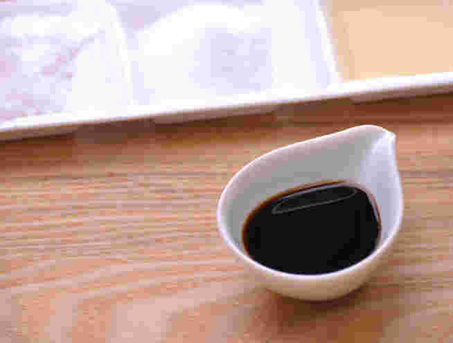 器に入れた砂糖と醬油