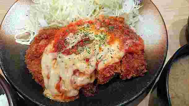 たっぷりチーズトマトロースかつ定食