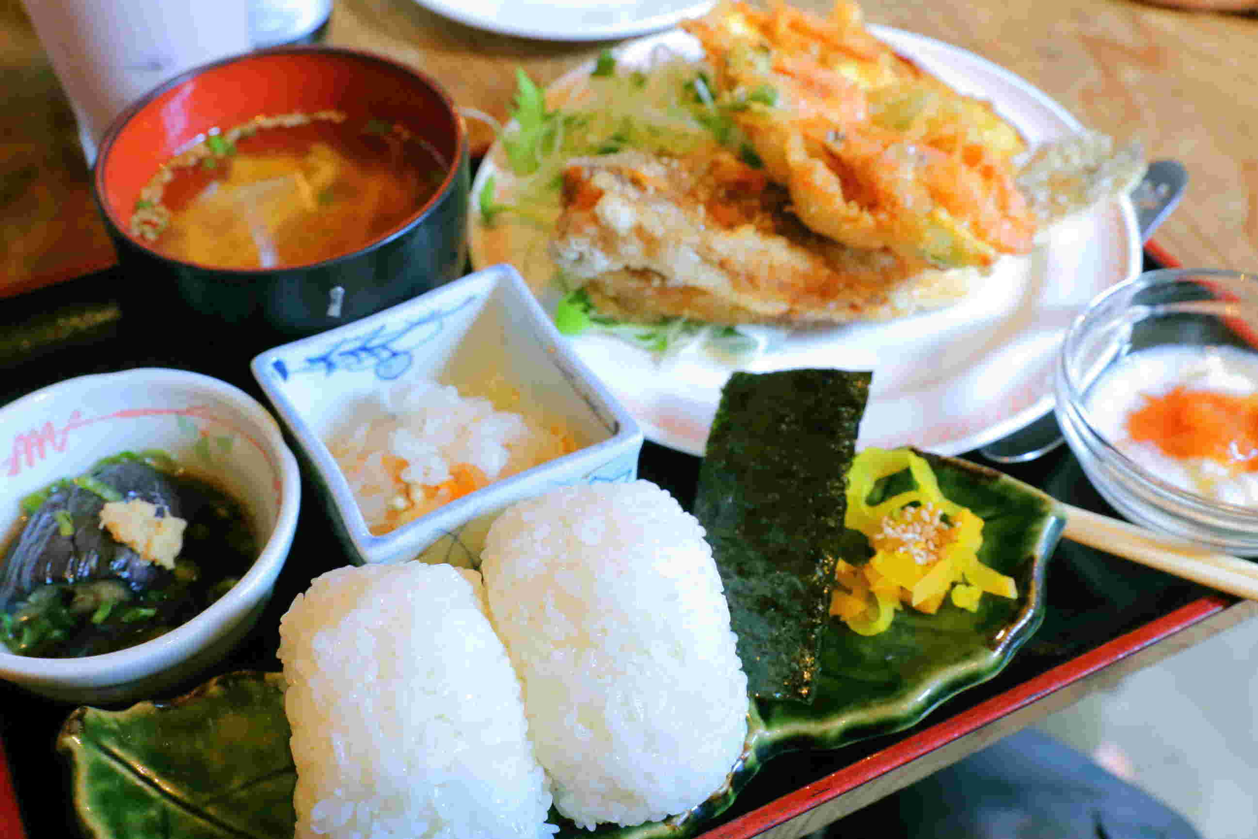 こまめ食堂の棚田のおにぎり定食