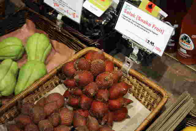 サラクがかごに入って販売されている